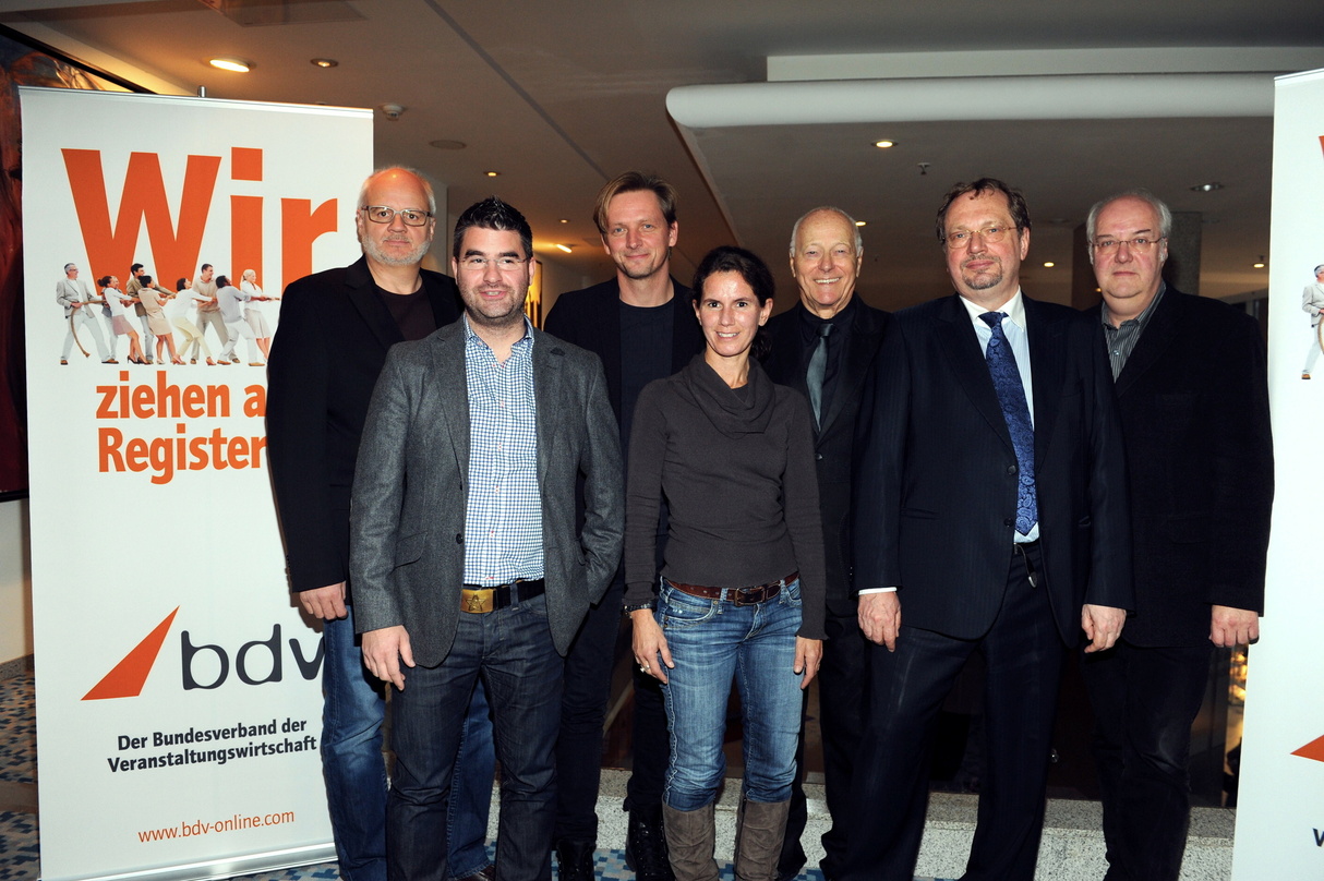 Bringen die GWVR auf den Weg: Jens Michow (2.v.r.) mit seinen bdv-Vorstandskollegen (v.l.n.r.) Roland Forster, Patrick Oginsky. Michael Schacke, Moni Breu, Dieter Weidenfeld und Michael Bi...