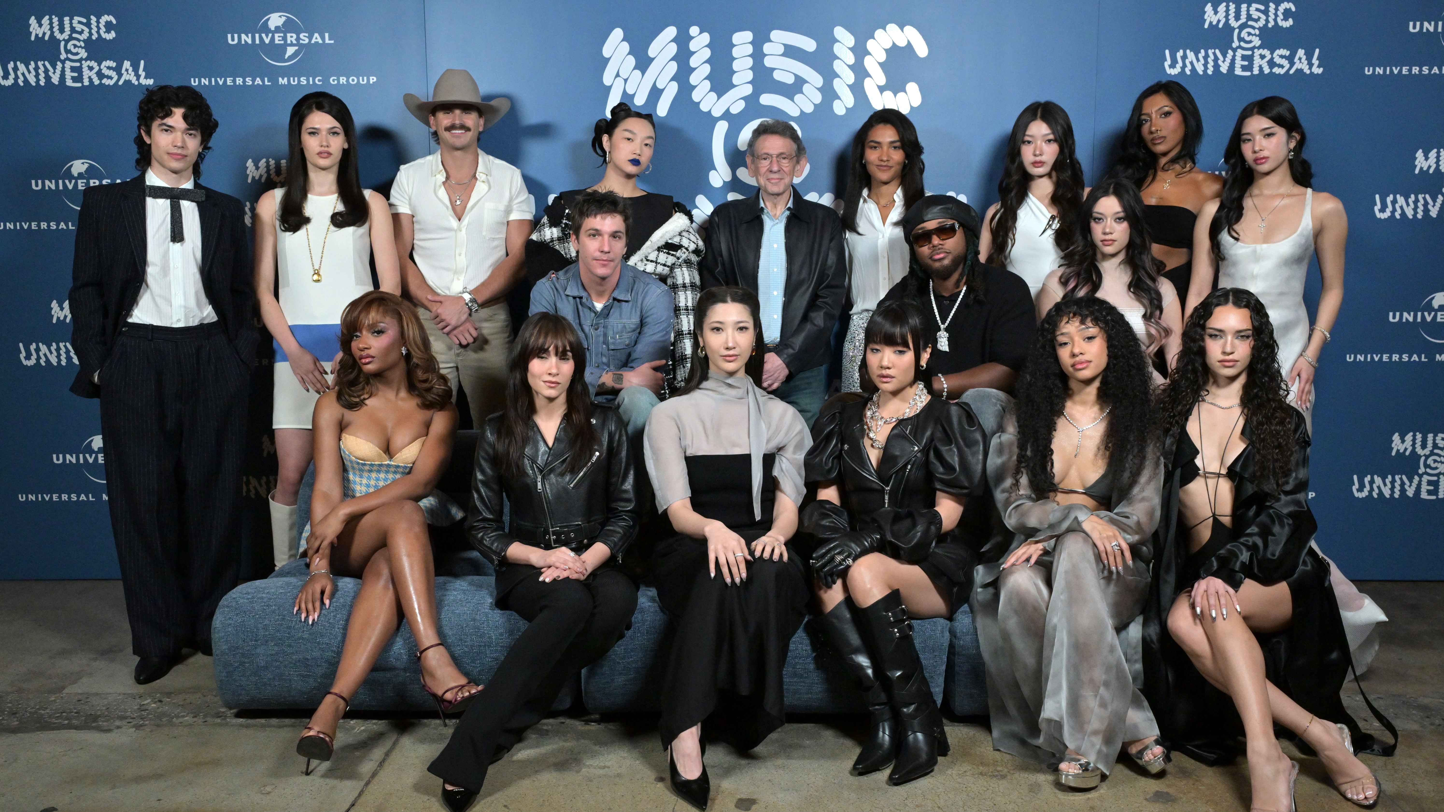 Kamen in den Nya Studios in LA zusammen (von links): Conan Gray, Sienna Spiro, Ayra Starr, Tucker Wetmore, Aitana, Role Model, Audrey Nuna, EJAE, Lucian Grainge (Chairman und CEO Universal...