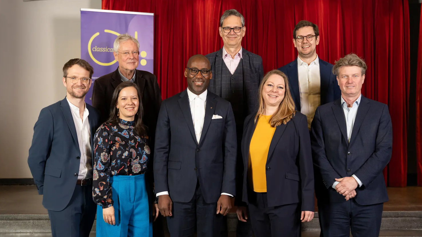 Kamen für ein Foto zusammen (von links): Clemens Seemann, Karsten Witt (Vorstand), Katja Frei (Berliner Philharmoniker und Jurymitglied 2024), Joe Chialo (Senator für Kultur Berlin), Andre...