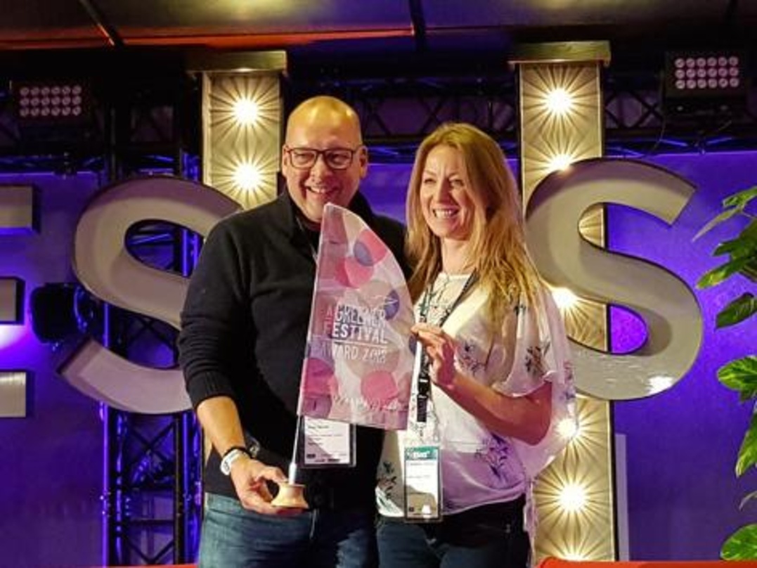 Bei der Preisverleihung: Sven Varsek (Projektleiter Das Fest Karlsruhe) mit Claire O'Neill (Co-Founder A Greener Festival)