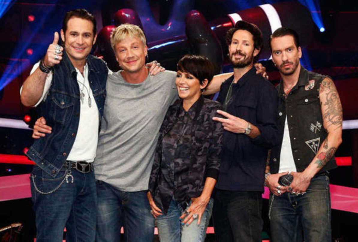 Auch am Freitagabend wollten ihre Entscheidungen ein Millionenpublikum sehen: die neue "Voice Of Germany"-Jury mit (von links) Sascha "Hoss Power" Vollmer, Samu Haber (Sunrise Avenue), Nen...