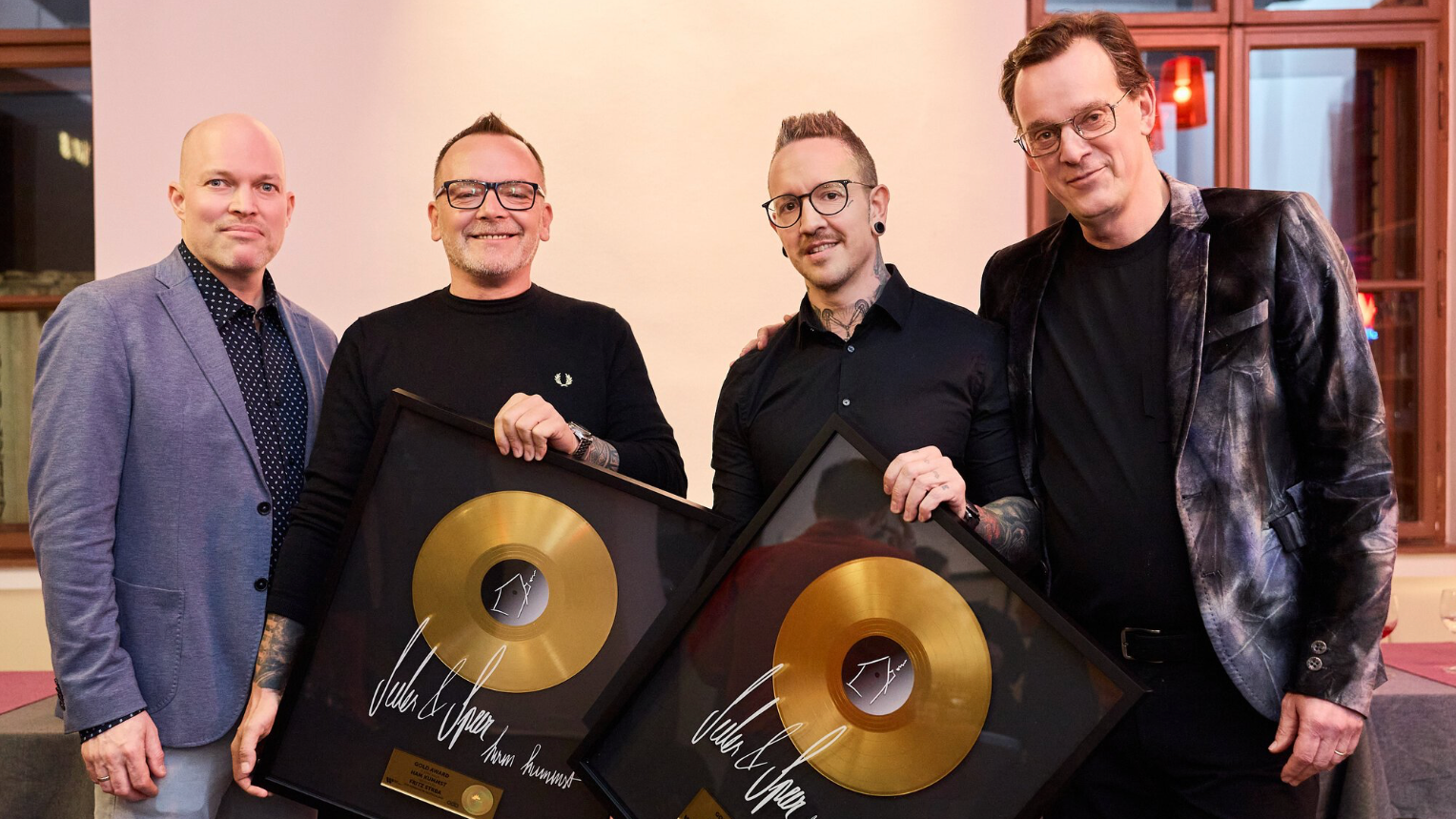93d4d6a1 327f 420d a508 9dd85da7b3d4 Mit Gold für Verkaufserfolge des Albums "Ham kummst" in Deutschland (von links): Franz Pleterski (Warner Music Austria), Fritz "Fire" Strba (Management), Bernhard Speer (Seiler & Speer) un...