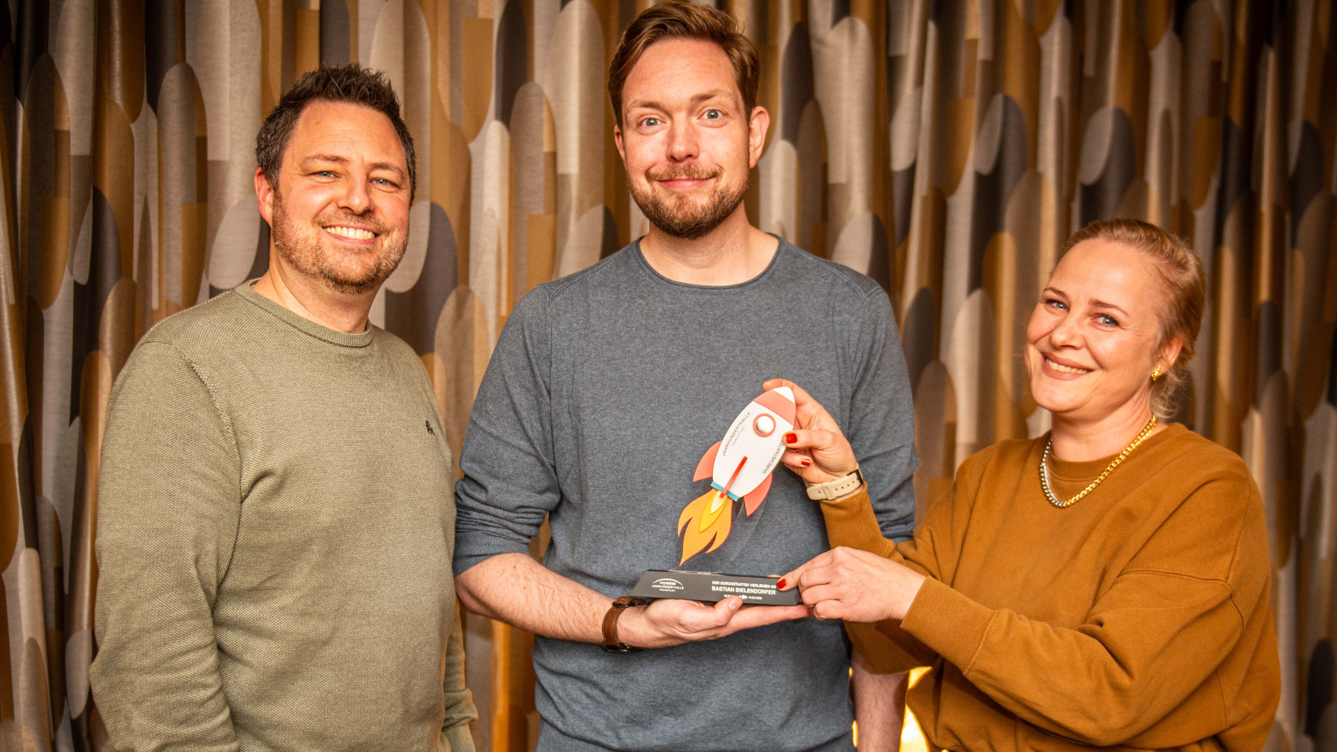 Bei der Preisverleihung (von links): Thorsten Georg (S-Promotion Event), Bastian Bielendorfer und Ellen Giersberg (Kommunikation myticket Jahrhunderthalle).