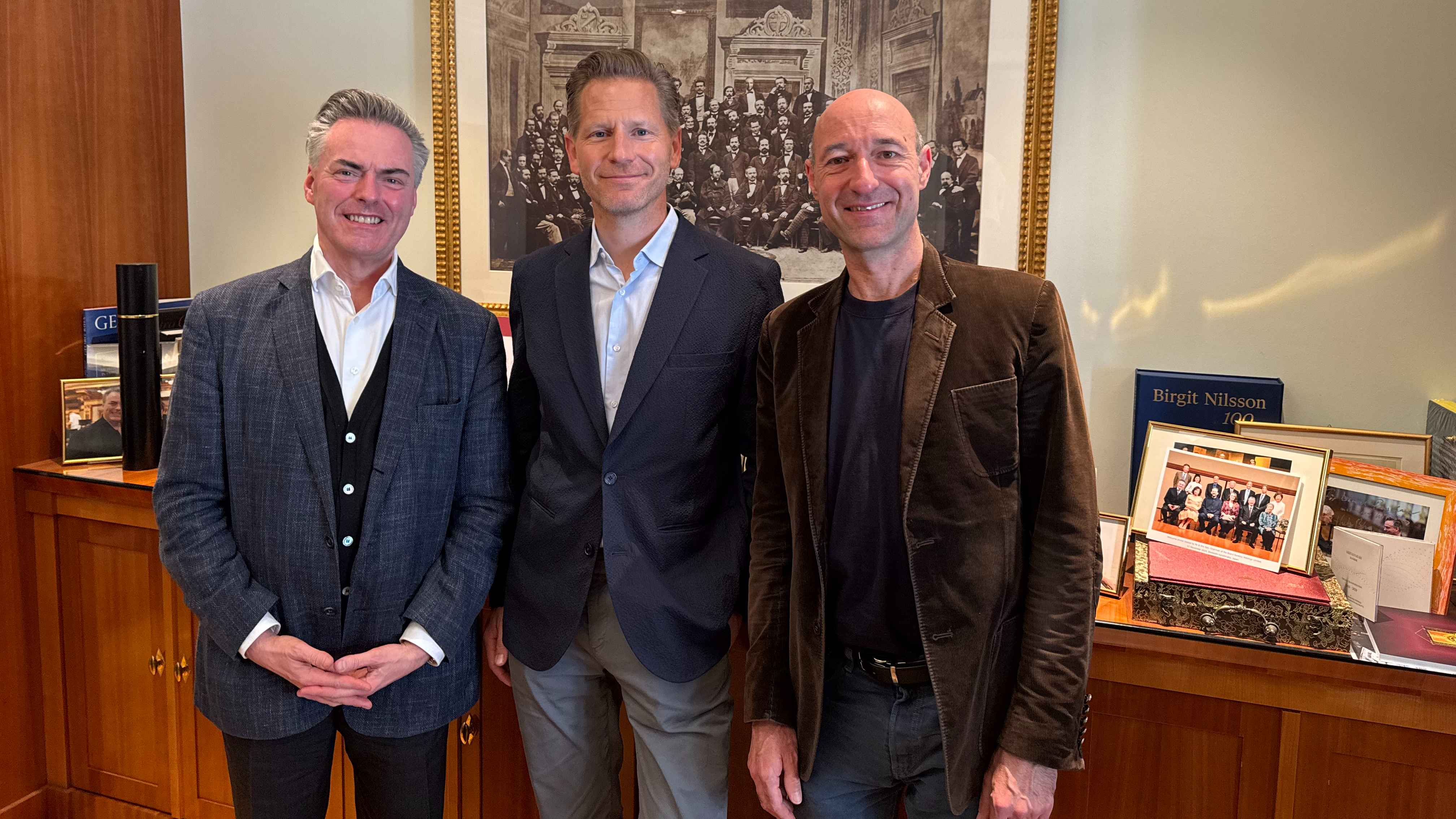 Schlossen den Verlängerungsdeal (von links): Daniel Froschauer (Vorstand Wiener Philharmoniker), Per Hauber (President Sony Classical) und Michael Bladerer (Geschäftsführer Wiener Philharm...