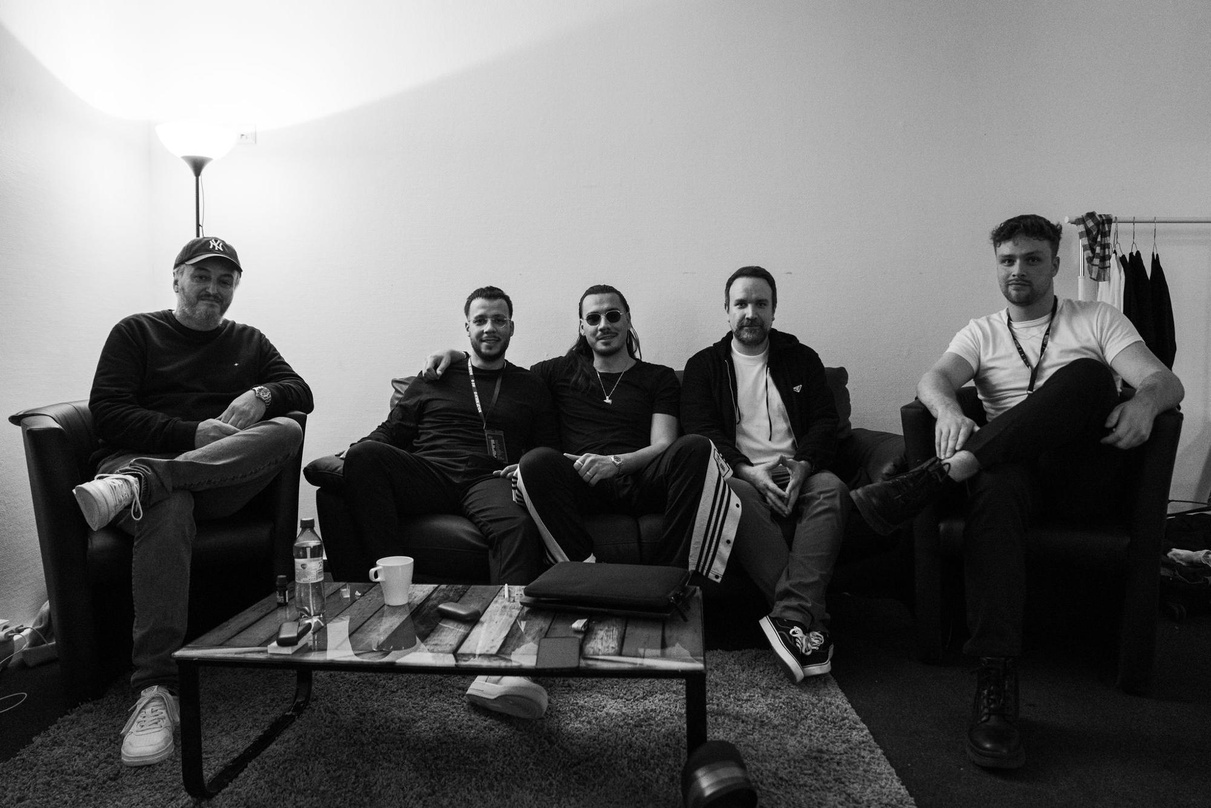 Können sich auf eine im Nu ausverkaufte Tour freuen (von links): Noum Neupert (DreamHaus), Hakan Yaman (Feder Musik), Apache 207, Matt Schwarz (DreamHaus) und Johannes Götz (Feder Musik)