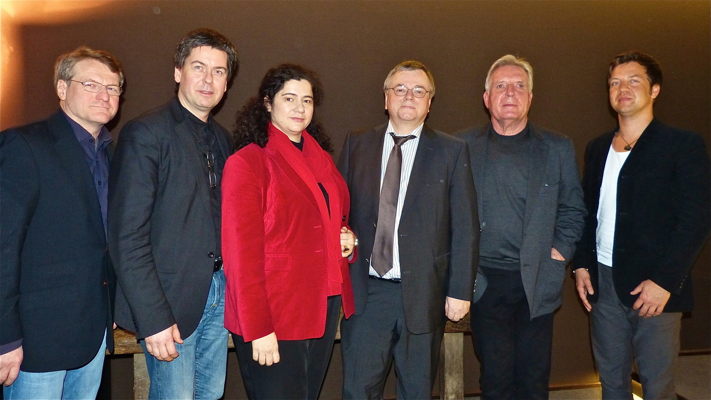 Gemeinsam im Ring (von links): Cheftonmeister Peter Tobiasch, Generalmusikdirektor Sebastian Weigle, Regisseurin Vera Nemirova, Bernd Loebe (Intendant Oper Frankfurt), Dieter Oehms (OehmsC...