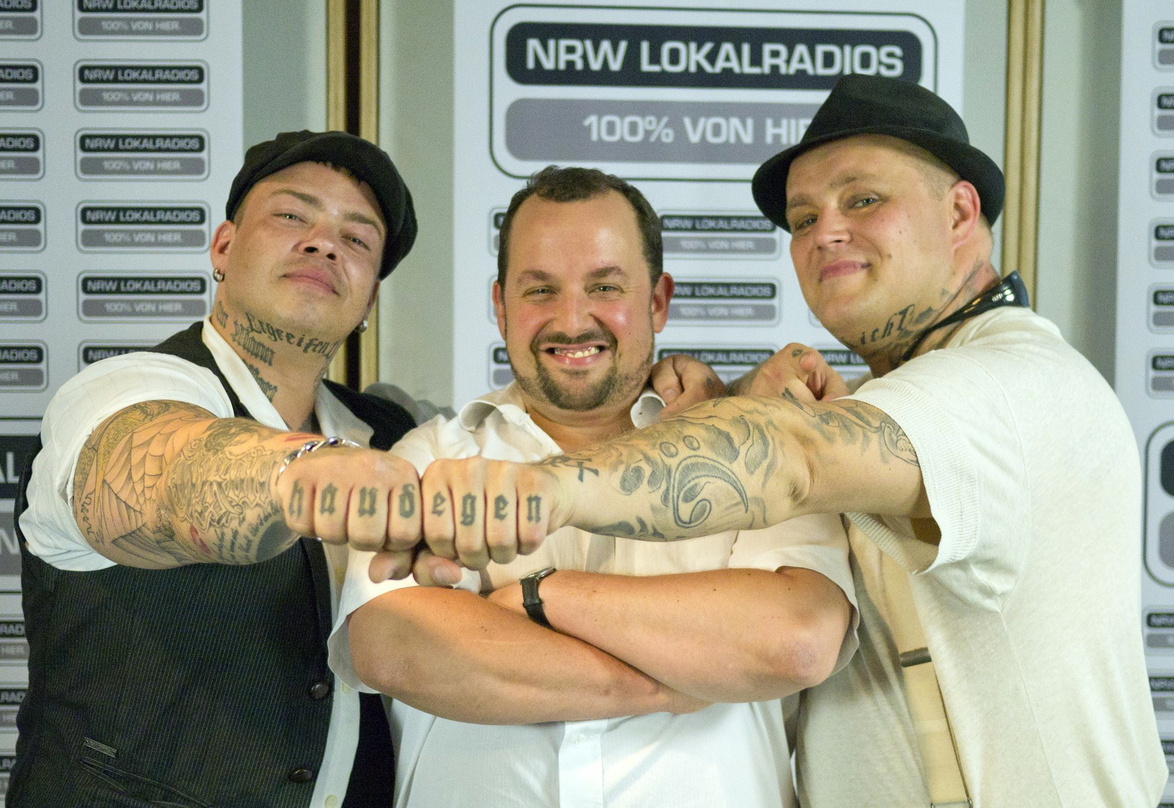 Können auf Unterstützung von radio NRW bauen: Die beiden Haudegen Sven Gillert (l.) und Hagen Stoll (r.) mit Thorsten Sutter (Musikchef radio NRW)