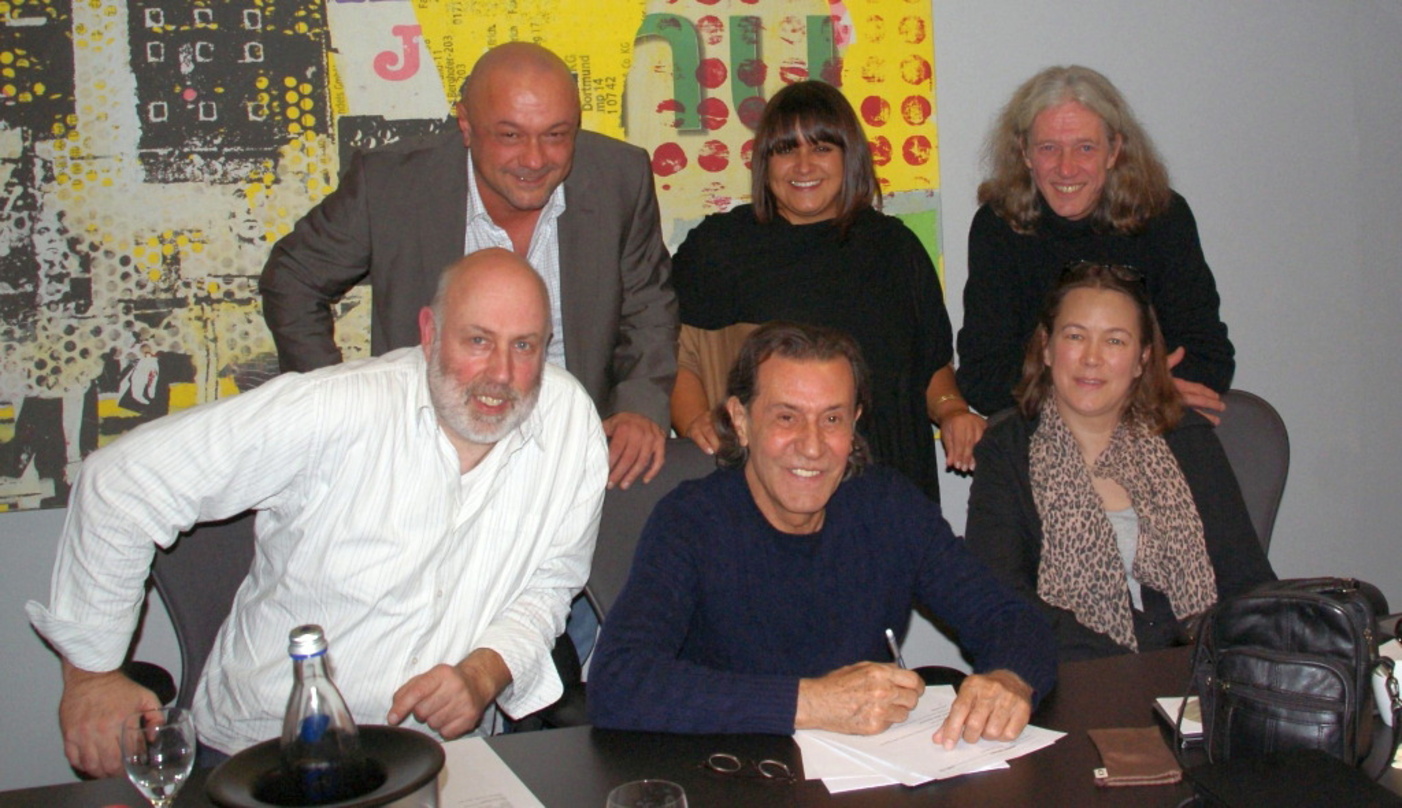Neue Partner: Albert Hammond (vorn, Mitte) und die Teams von Hypertension und 3Dog-Entertainment||Machten die Zusamenarbeit klar (vorn, von links): Christian Thiel, Albert Hammond und Iren...