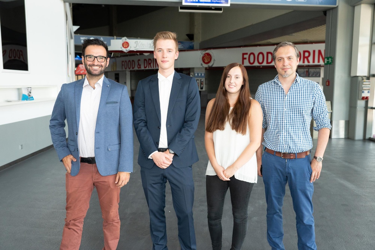 Arbeiten nun Hand in Hand in der König-Pilsener-Arena (von links): Florian Wels, Lucas Hirtz, Lisa Haubenreißer (beide Auszubildende) und Stefan Bergermann (SMG)