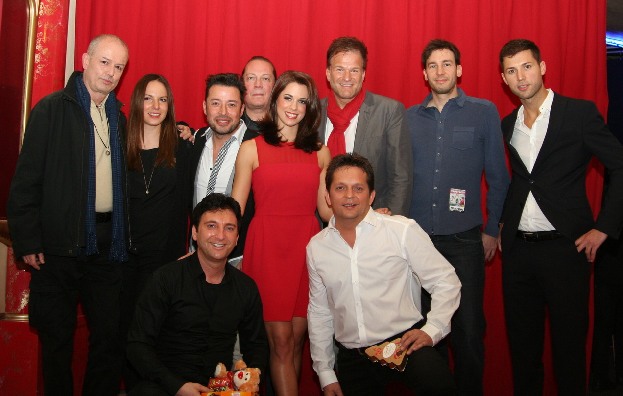 Vor dem Konzert im Circus Krone (hinten, von links): Klaus Appel (Trademarketing Manager Sony Music), Caroline Wetzel (Junior Product Manager Sony Music Ariola), Stefan Kinski (Wolkenfrei)...