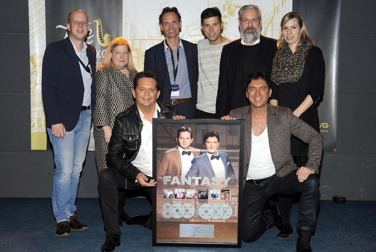 Haben einen weiteren Grund für "Freudensprünge" (von links): Manfred Rolef (Vice President AOR-Labelgroup GSA), Judith Coen (Externe TV-Promotion), Rechtsanwalt Ralf Kitzberger), Andreas F...