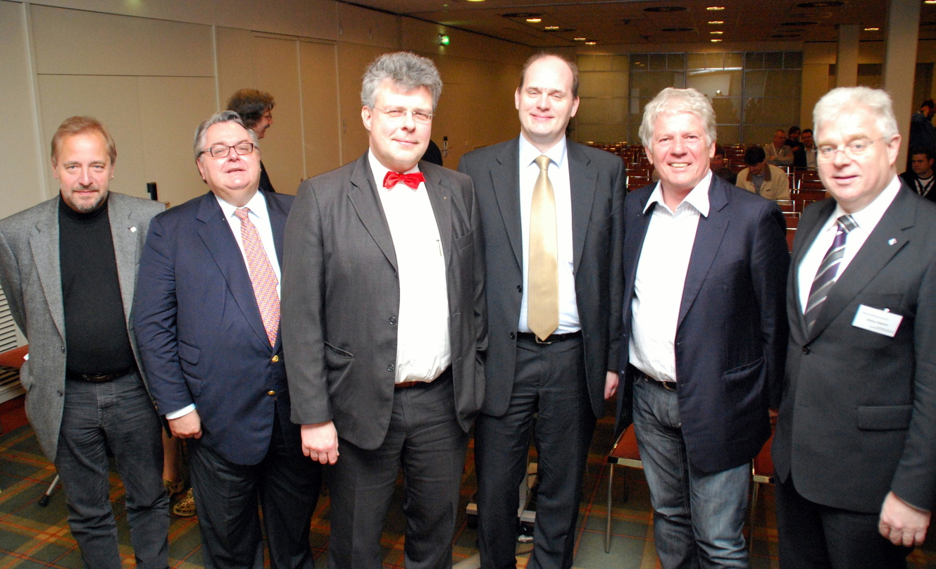 Wollen Jugendliche zum Musikzieren bringen (v.l.): Ulrich Sauter (Bund Deutscher Klavierbauer), Gerhard Meinl (Verband Deutscher Musikinstrumentenhersteller), Christian Höppner, Burkhard S...