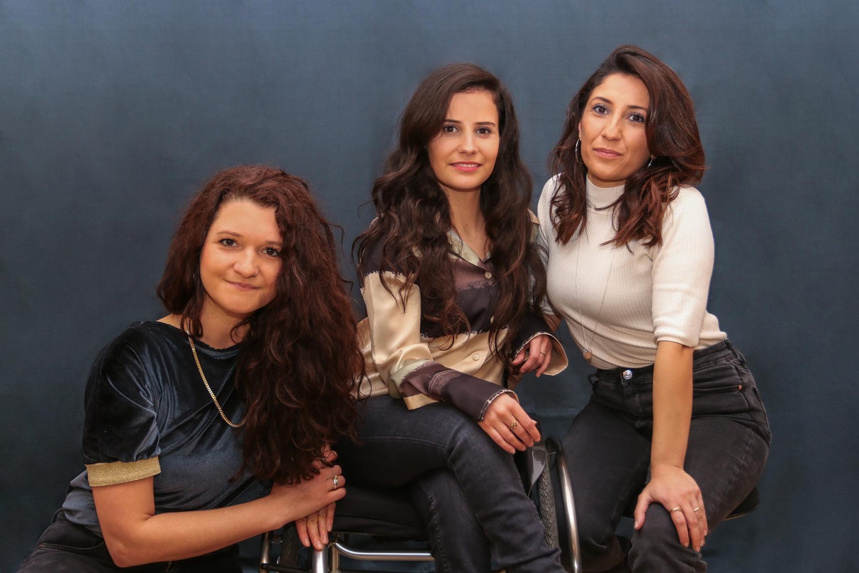 Kümmern sich um Inklusion (von links): Lena Dietzen, Kim Moquenco und Elnaz Amiraslani von Wir kümmern uns