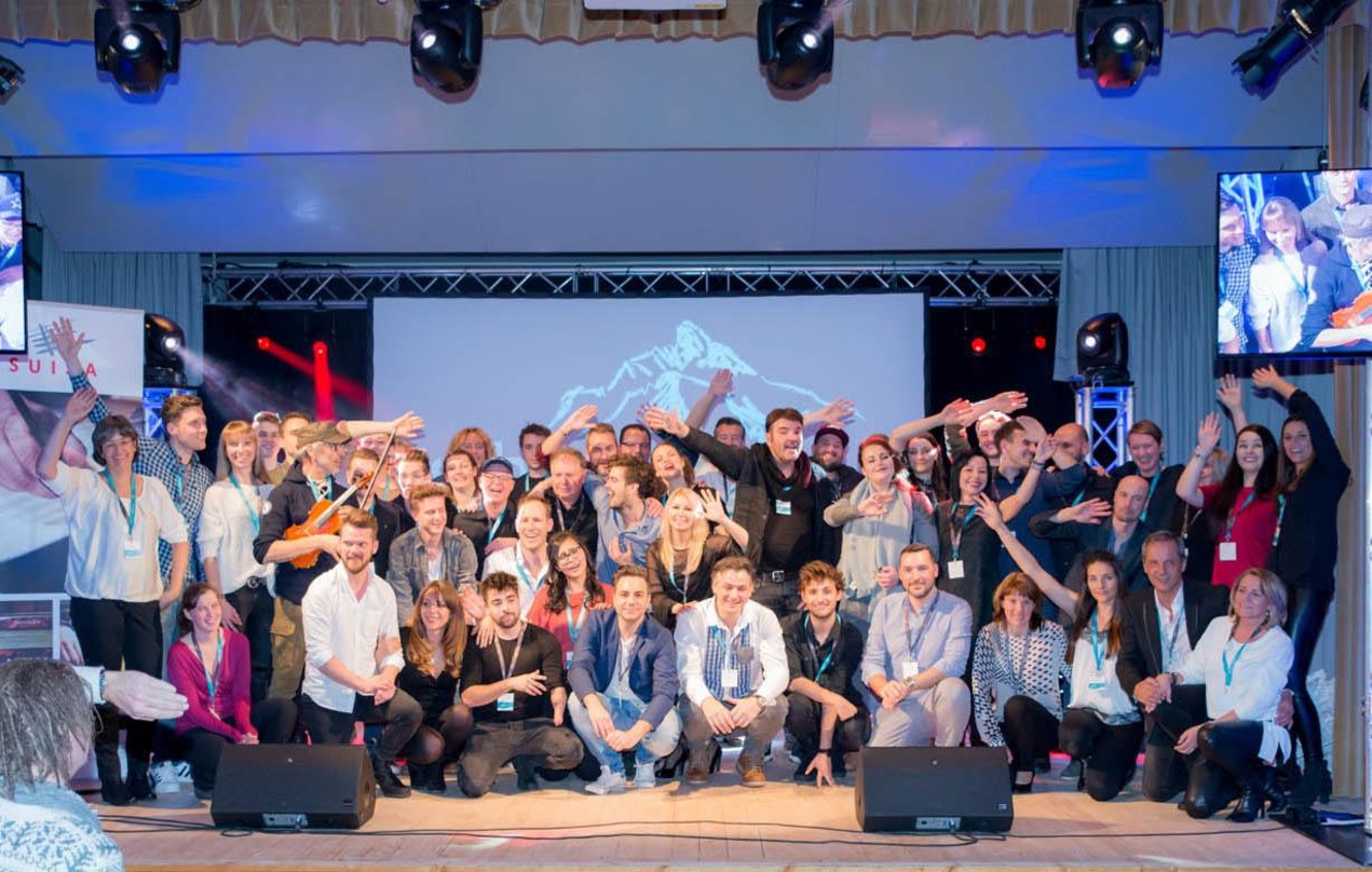 Das Gruppenfoto vom Ausklang des Pop & Schlager Songwritercamp von Schedler Music: der Camp-Verantwortliche Alex Schedler (kniend, 5.von rechts), mit allen Autoren sowie dem Team von Sched...