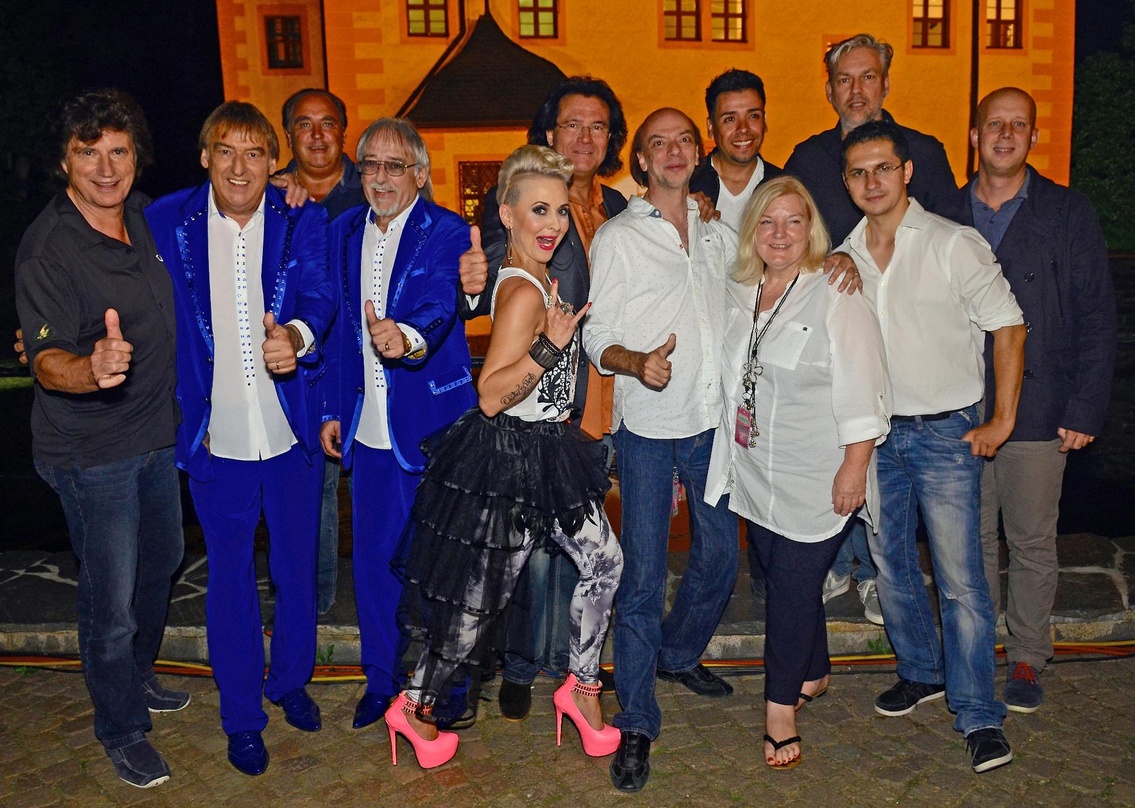 Trafen sich im Wasserschloss Klaffenbach (von links): Olaf (der Flipper), Bernd und Karl-Heinz Ulrich (die Amigos) mit Manager Wilfried Emig, Hannah, Andreas Martin, Manfred Hertlein (Gesc...