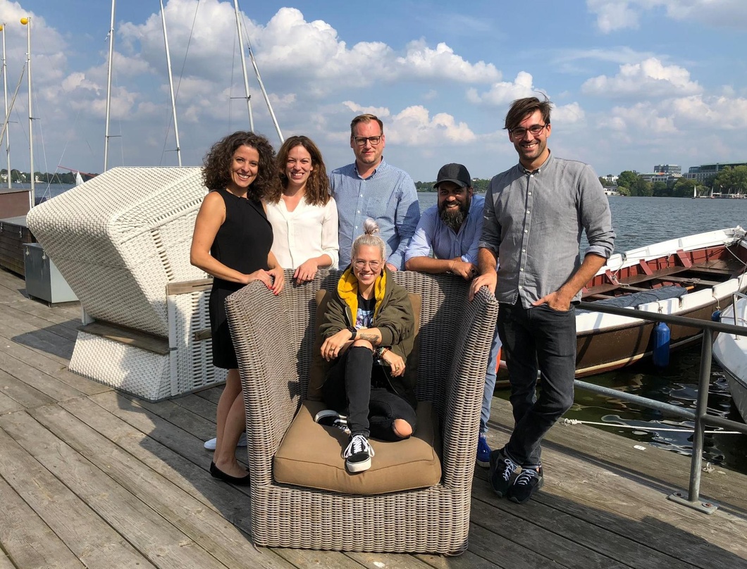 Machen künftig gemeinsame Sache (hinten, von links): Tina Riedel (Honey & Spice), Dominique Kulling (Managing Director BMG GSA), Rocco Wolff (Director Marketing & Product Management BMG GS...