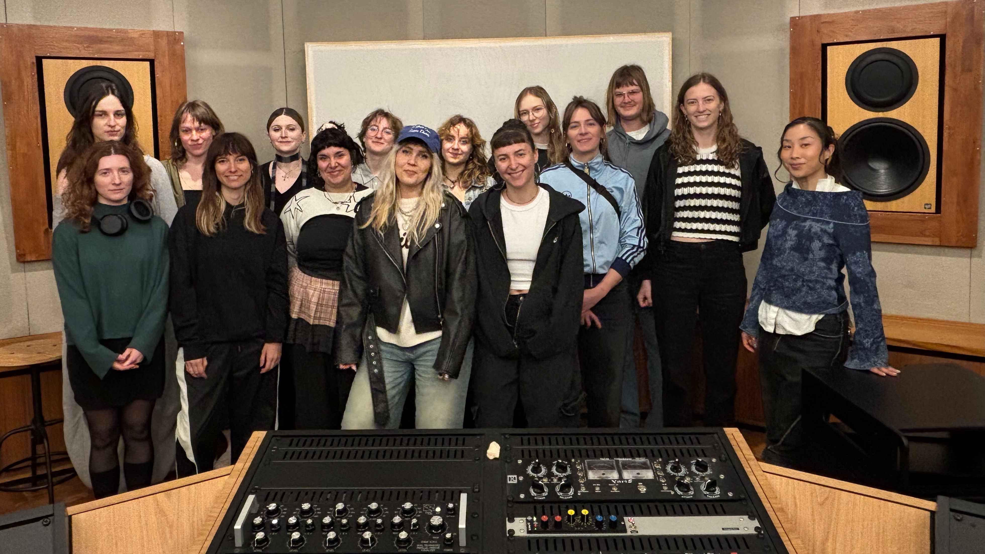 Beim Masteringseminar: die Teilnehmenden der vierten Season des Female* Producer Collective mit Workshopleiterin Enyang Urbiks (rechts).