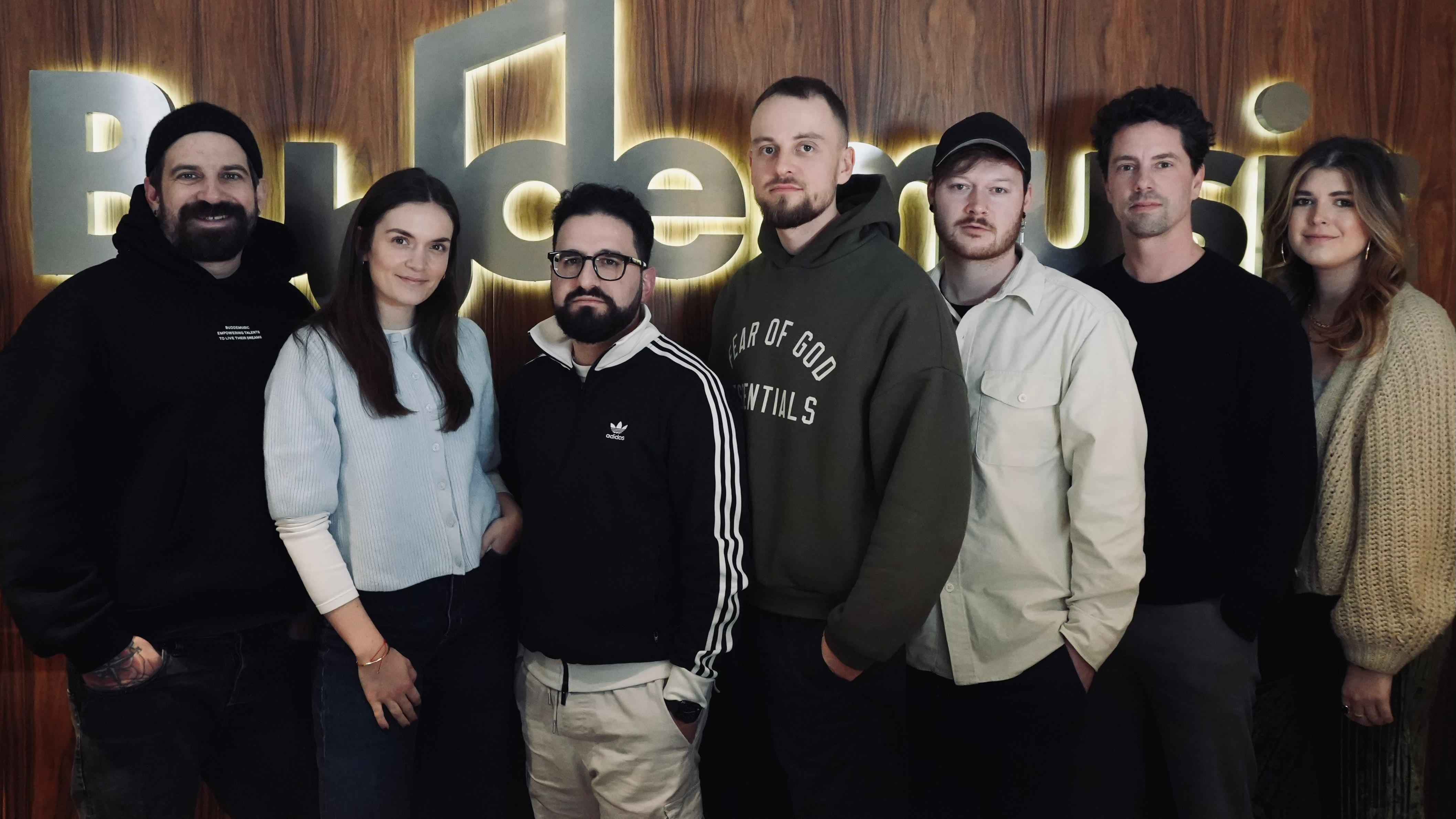Bei der Vertragsunterzeichnung (von links): Jan-Simon Wolff (Head of A&R Budde Music),, Mariel Barnjak  (A&R Manager Budde Music), Pietro Damiani (Management Jimmy Torrio), Jimmy Torrio, F...
