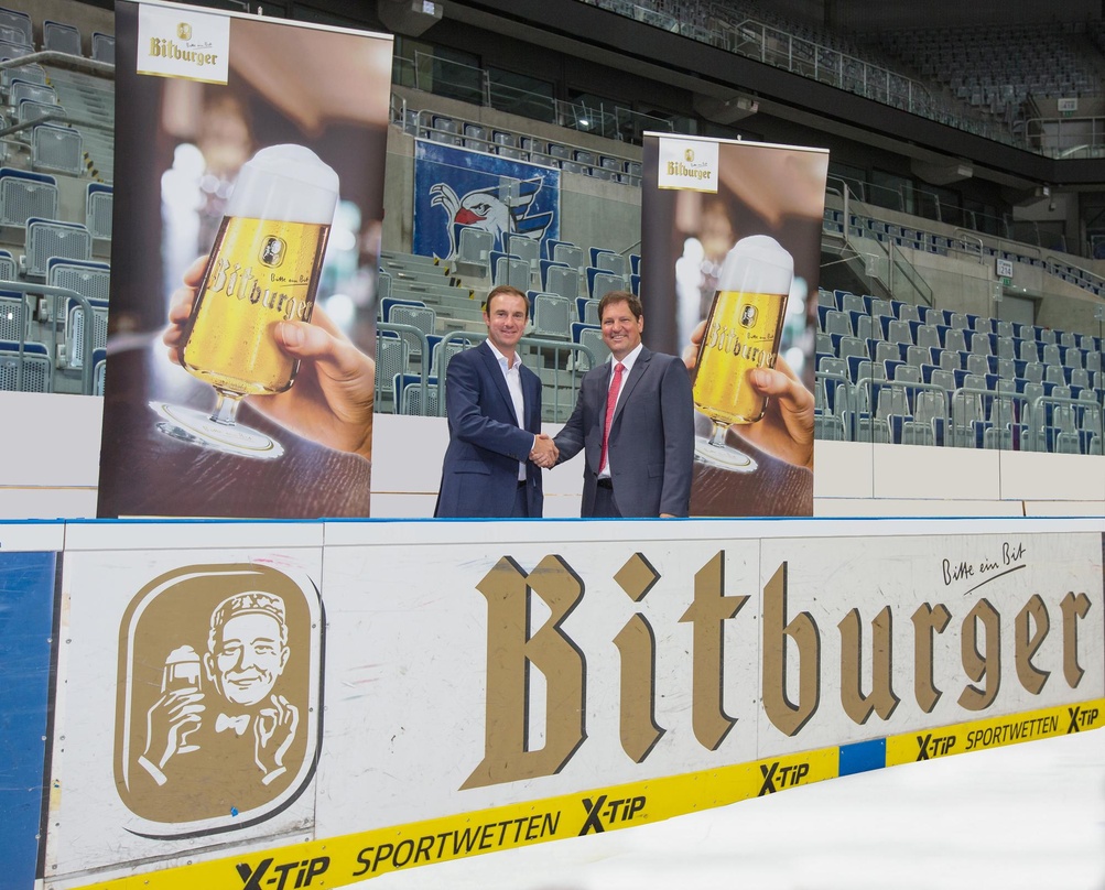 Besiegelten die neue Partnerschaft: Daniel Hopp (Geschäftsführer SAP Arena, links) und Rainer Noll (Vertriebsdirektor Außer-Haus-Markt Bitburger)
