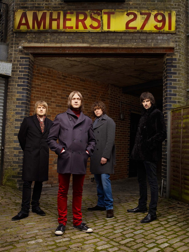 Bringen ihr komplexes neues Album auf die Bühne: Kasabian