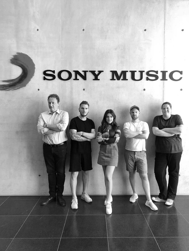 Hatten beim Signingfoto offenbar großen Spaß: Emily Roberts (Mitte) mit Management und Team von Sony Music