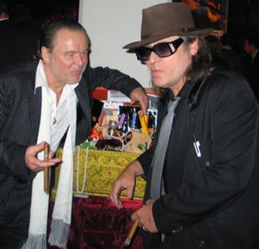 Zigarren-Aficionados: das Geburtstagskind mit Udo Lindenberg und einem passenden Geschenk