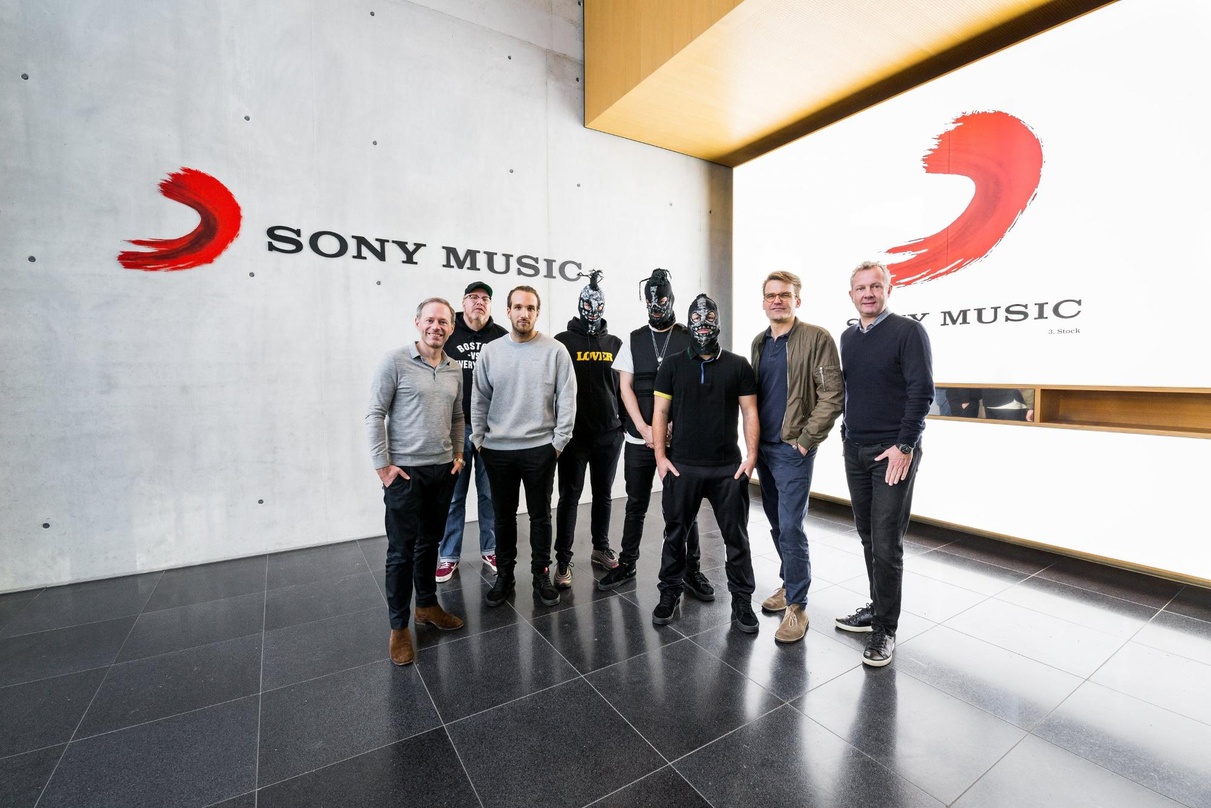 Trafen sich in München zur Vertragsunterzeichnung (von links): Thorsten Sack, (Director Distributed Label Division Sony Music), Frank Ehlers (Labelmanager Distributed Label Division Sony M...