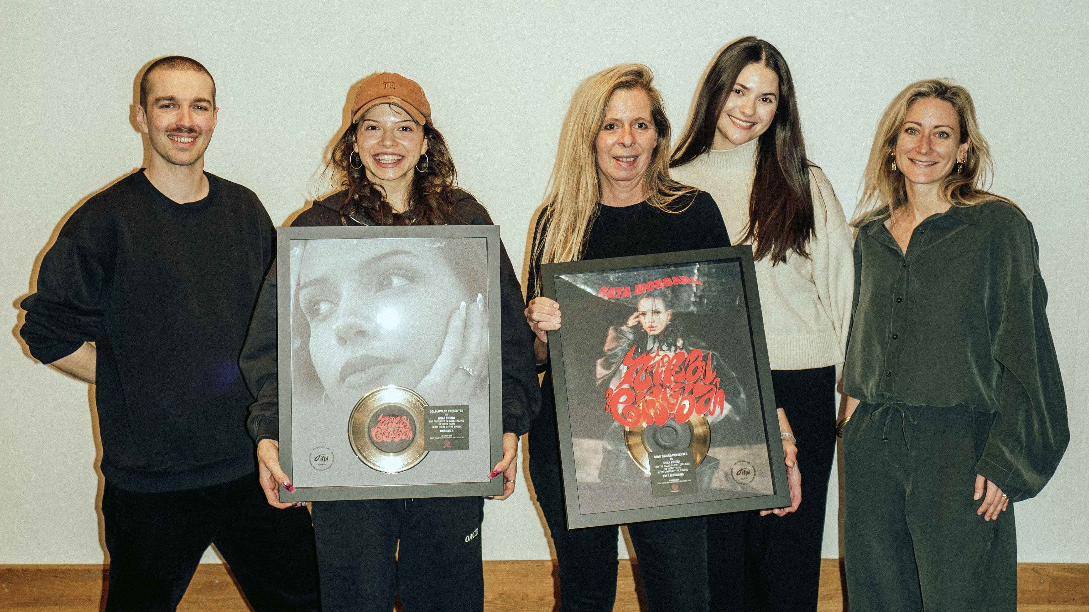 Im Zürcher Hallenstadion (von links): Alexander Grünig (Product & Promotion Manager Sony Music Switzerland), Nina Chuba, Julie Born (Managing Director), Iva Saravanja (Senior Promotion & C...