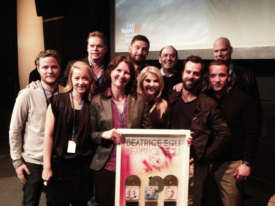 Bei der Edelmetallverleihung: Beatrice Egli mit ihrem Team