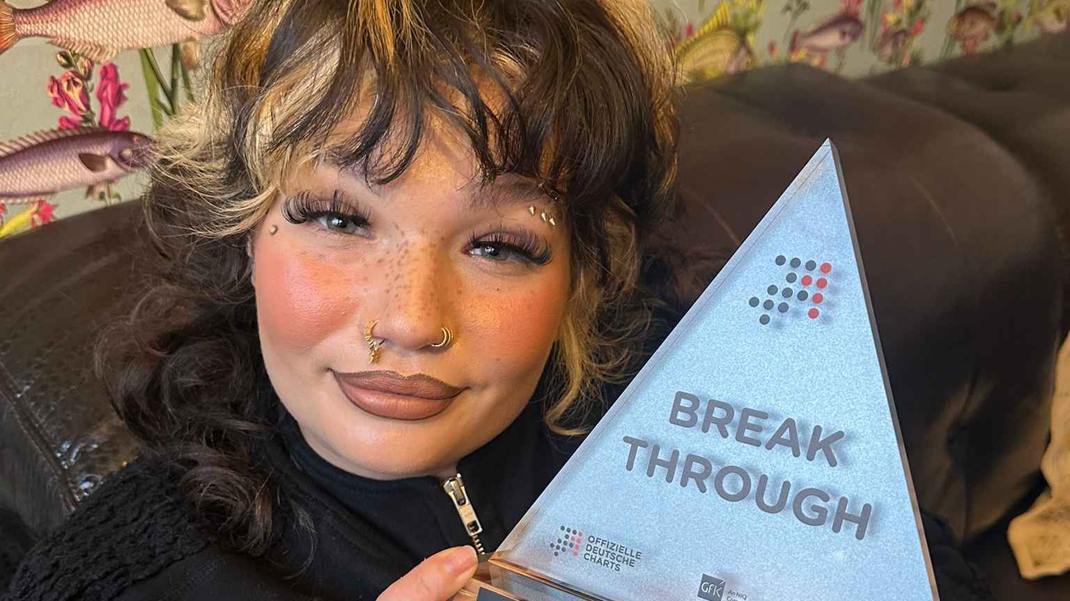 Freut sich über den ersten Breakthrough Artist Award: Lola Young.