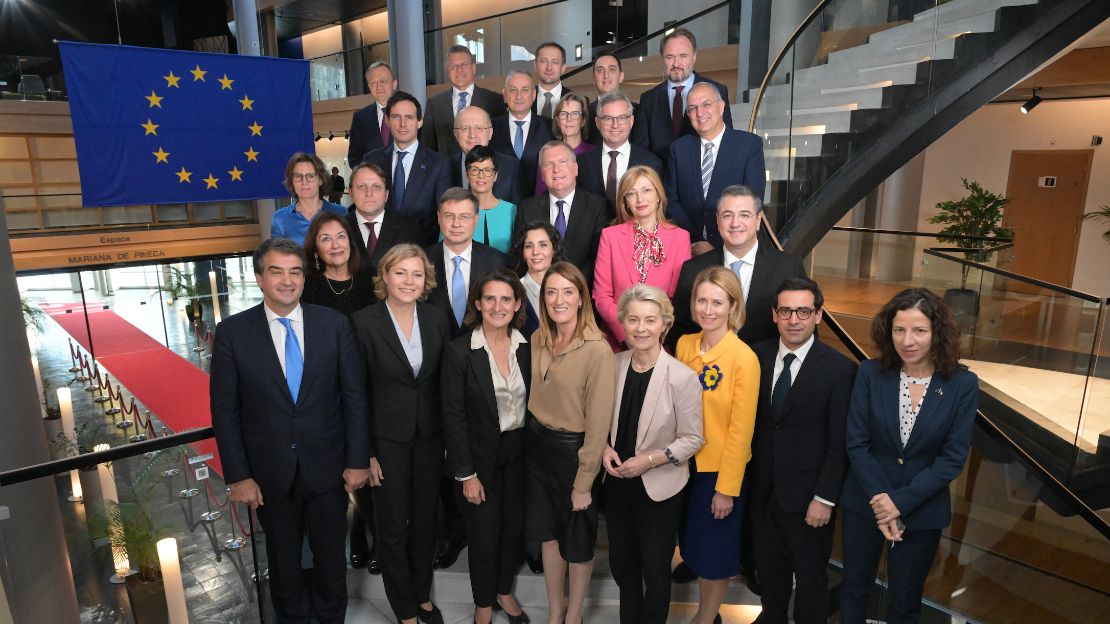 Frisch bestätigt: Zum Team der Europäischen Kommission um Kommissionspräsidentin Ursula von der Leyen (vorn, 4. von rechts) gehört unter anderem Glenn Micallef. Der aus Malta stammende Soz...