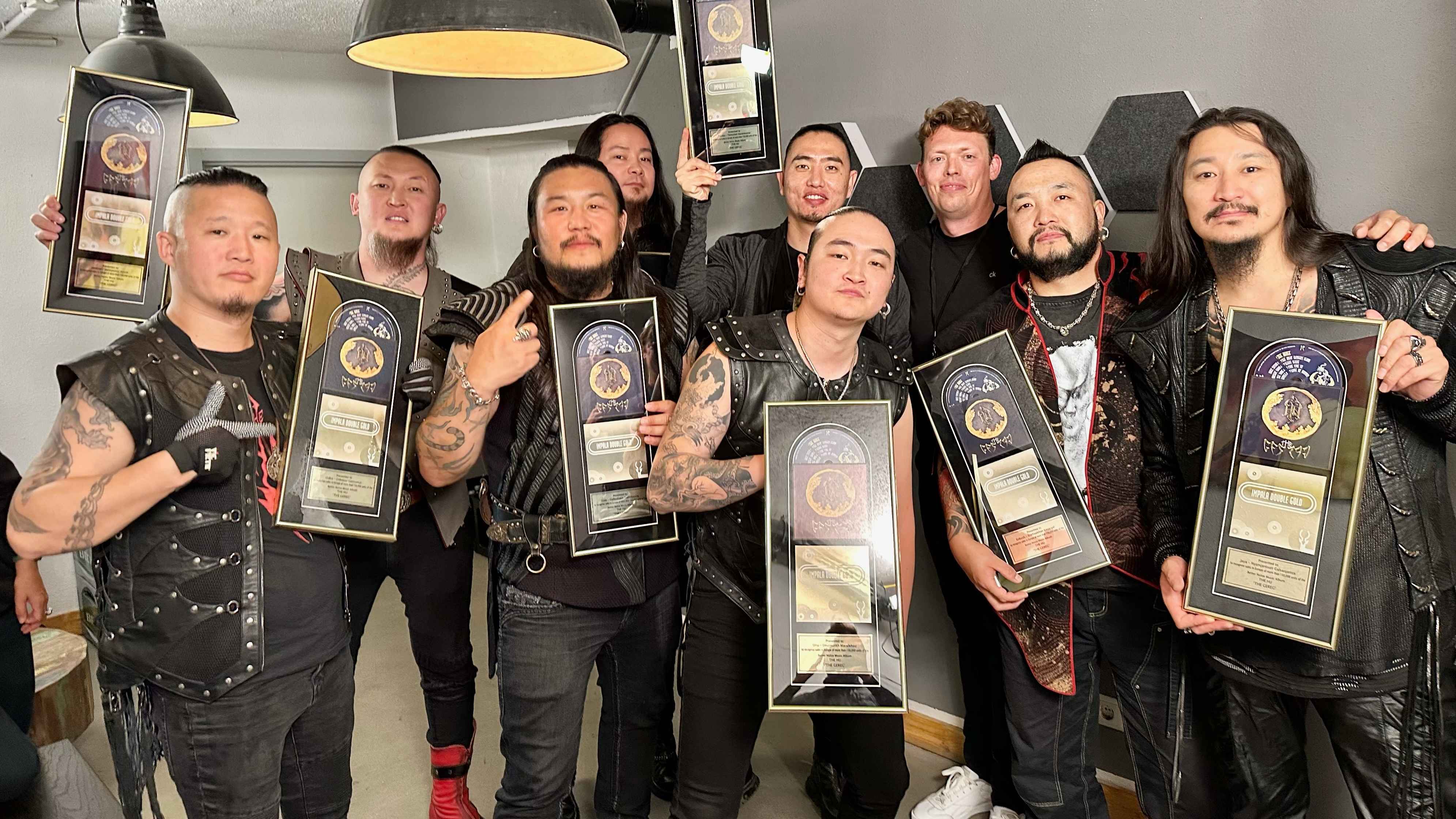 Trafen sich im Backstage des Leipziger Felsenkellers (von links): Odko, Jambaa, Gala, Davaa, Temka, Unu (alle The Hu), Victor Lang (General Manager Europe Better Noise Music), Enkush und J...