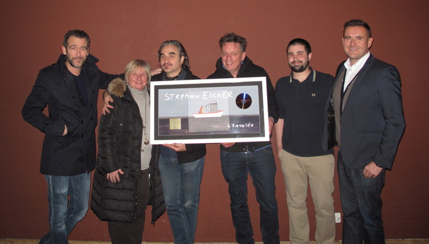 Bei der Gold-Verleihung (von links): Ivo Sacchi (Managing Director Universal Music Switzerland), Nadia Bugada (Branch Manager Universal Music Switzerland), Stephan Eicher, Hank Merk (Marke...