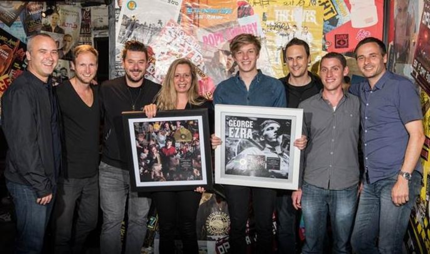 Überreichten den Award: Stefan Goebel, Andreas Schaupp, Maurizio Dottore, Julie Born, George Ezra, Simon Müller, Thierry Gachnang und Beat Milter