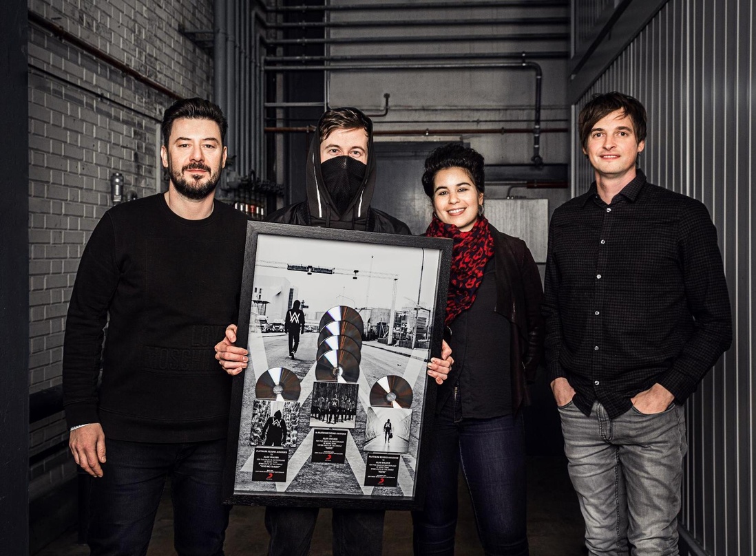 Nehmen es mit dem Vermummungsverbot nicht so ernst (von links): Maurizio Dottore (Director Marketing and A&R Sony Music Switzerland), Alan Walker, Margaux Seidlitz (Product Manager Sony Mu...