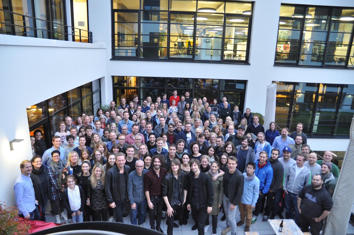 Steht geschlossen hinter Silbermond (vorn): das gesamte Team von Sony Music am Münchner Firmensitz