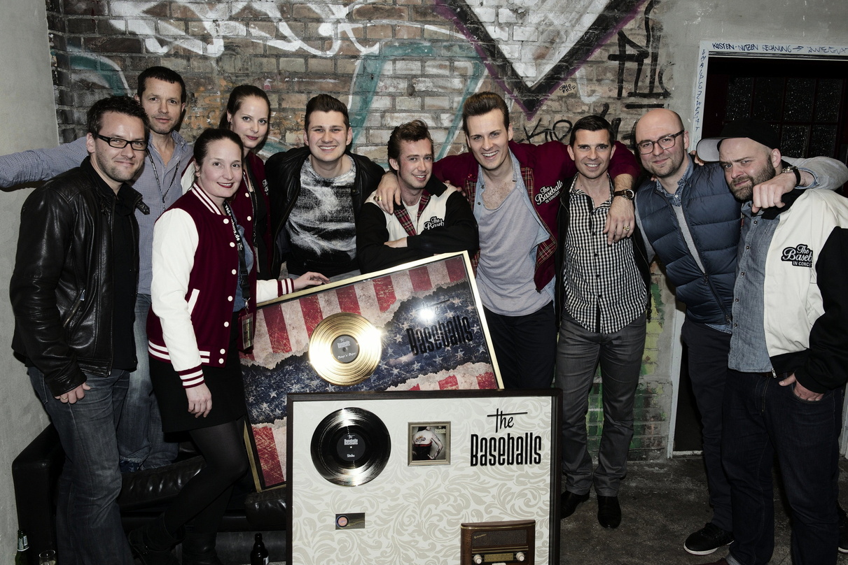 Feierten in Berlin zwei Edelmetalle und ein ausverkauftes Konzert: The Baseballs und Partner