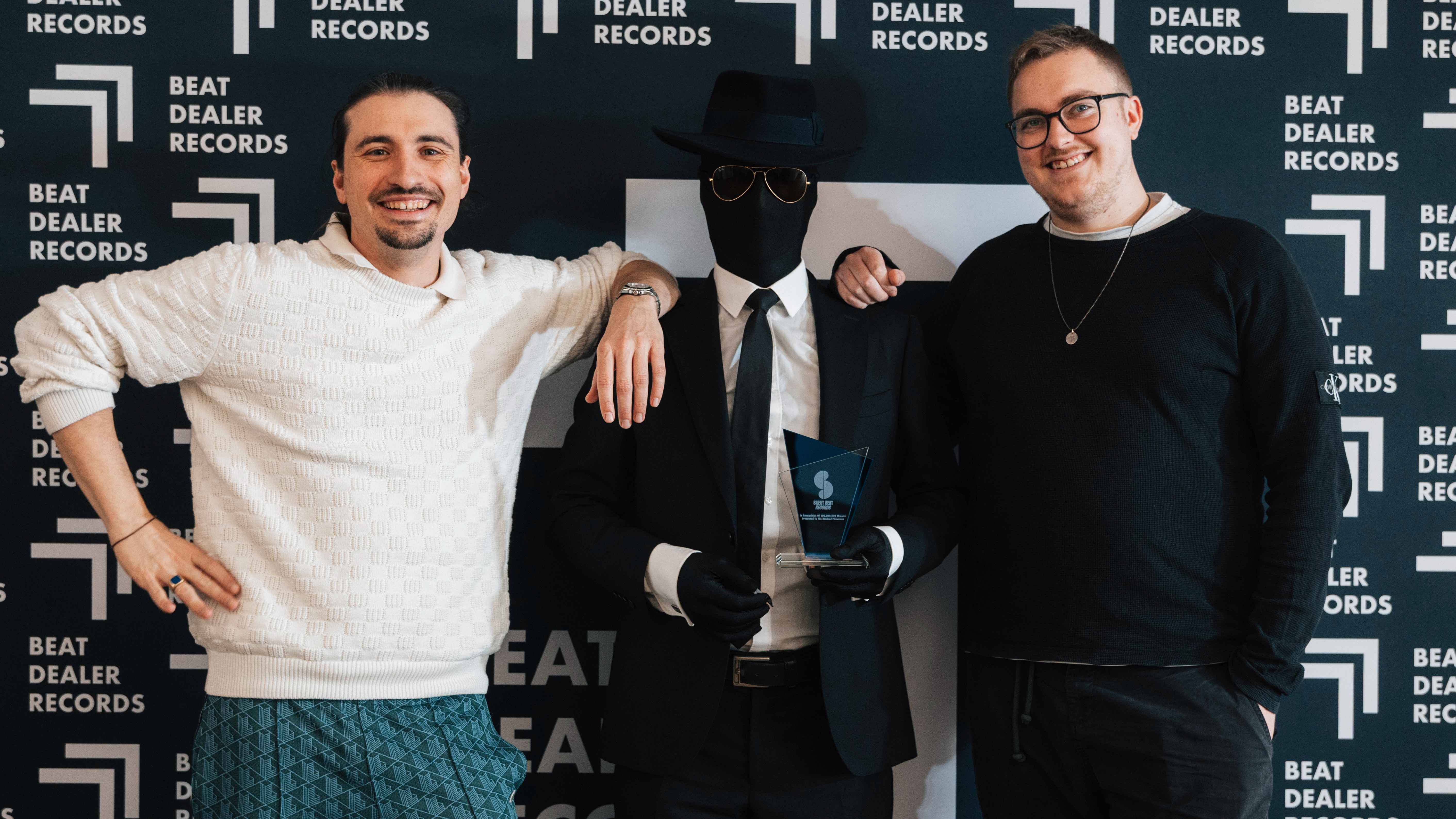 Bringen bald ein neues Masked-Pianoman-Album auf den Markt: Thorsten Görner (Co-Founder Beat Dealer Records), The Masked Pianoman und Tim Willgeroth (Co-Founder Beat Dealer Records).