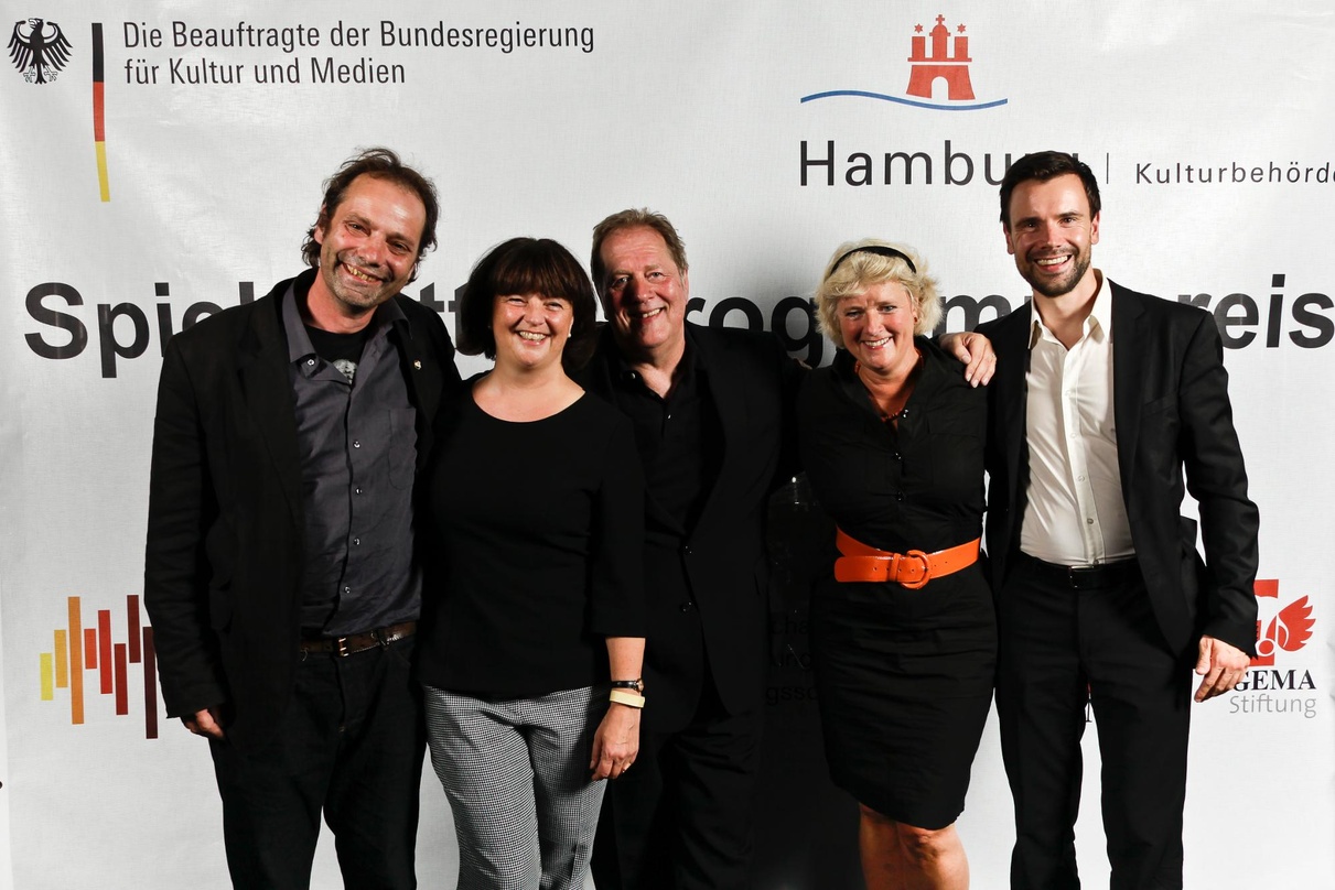 Bei der Verleihung des Spielstättenprogrammpreis 2014 in Hamburg (von links): Carsten Schölermann (Knust, Vorsitzender LiveKomm), Ina Keßler (Geschäftsführerin Initiative Musik), Dieter Go...
