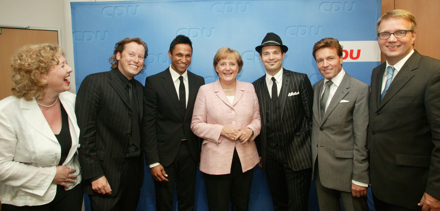 Bei der MediaNight (v. l.): Karin Heinrich (Management Roger Cicero), Benedikt Lökes (Warner Music), Daniel Aminati (Moderator ProSieben), Angela Merkel, Roger Cicero, Bernd Dopp (Warner M...