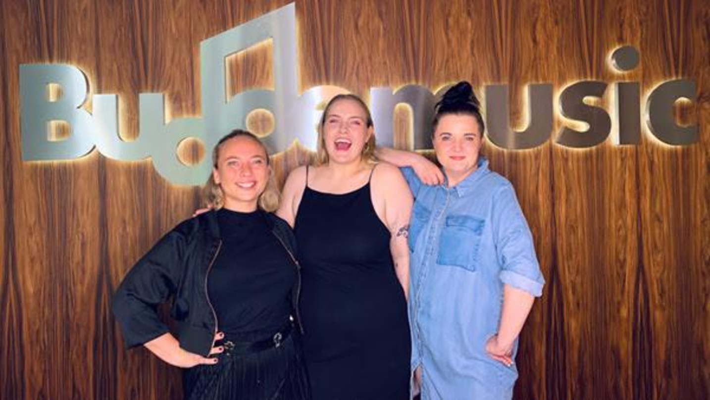 Arbeiten nun zusammen (von links): Vanessa Kanapin (A&R Manager Budde Music), Ásdis und Sina Wahnschaffe (Senior A&R Manager Budde Music)