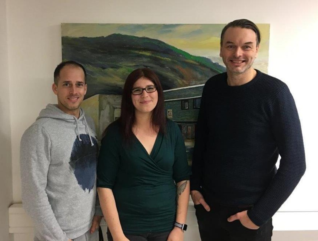 Arbeiten bei Napalm Records weiter eng zusammen: die Prokuristin Diana Graf mit den CEOs Thomas Caser (links) und Markus Riedler