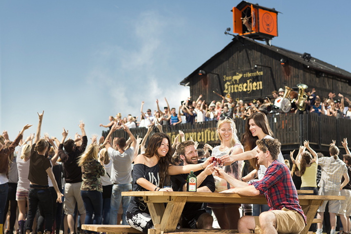 Soll Festivalbesuchern die Marke Jägermeister schmackhaft machen: der Jägermeister-Gasthof "Zum röhrenden Hirschen"
