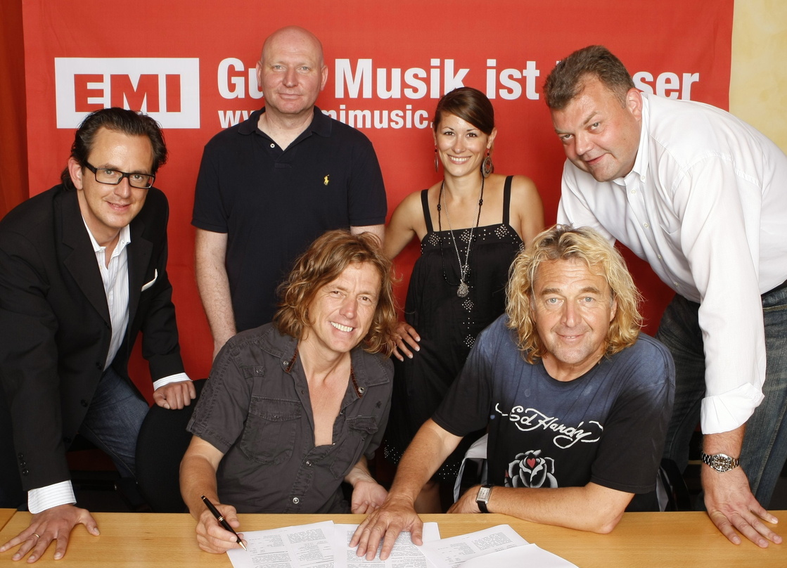 Unterschrieben in Köln: Brunner & Brunner mit dem EMI-Team||Bei der Vertragsunterzeichnung mit dabei (hinten, v.l.n.r.): Stephan Grulert (VP Business & Legal Affairs EMI Music GSA), Stefan...