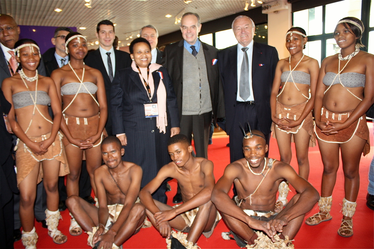 Besuch am Südafrikastand: Mitterrand (mittlere Reihe, M.) mit der südafrikanischen Ministerin für Kunst und Kultur Lulu Xingwana (3.v.l.) und dem Bürgermeister von Cannes, Bernard Brochand...