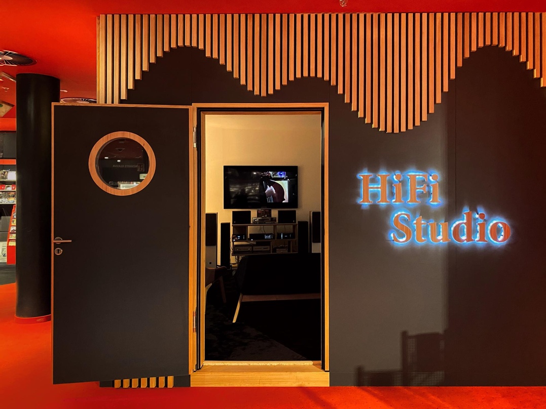 Bietet HiFi-Produkte bei Dussmann: ein eigenes HiFi-Studio im Erdgeschoss