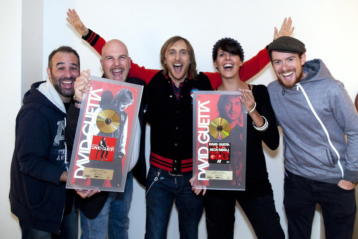 Zelebrierten zweifaches Gold (v.l.n.r.): Carlo Pozzi und Beat Binggeli von EMI Music Switzerland, David Guetta, Stefania Lorenzetto und Florian Reichen von EMI Schweiz