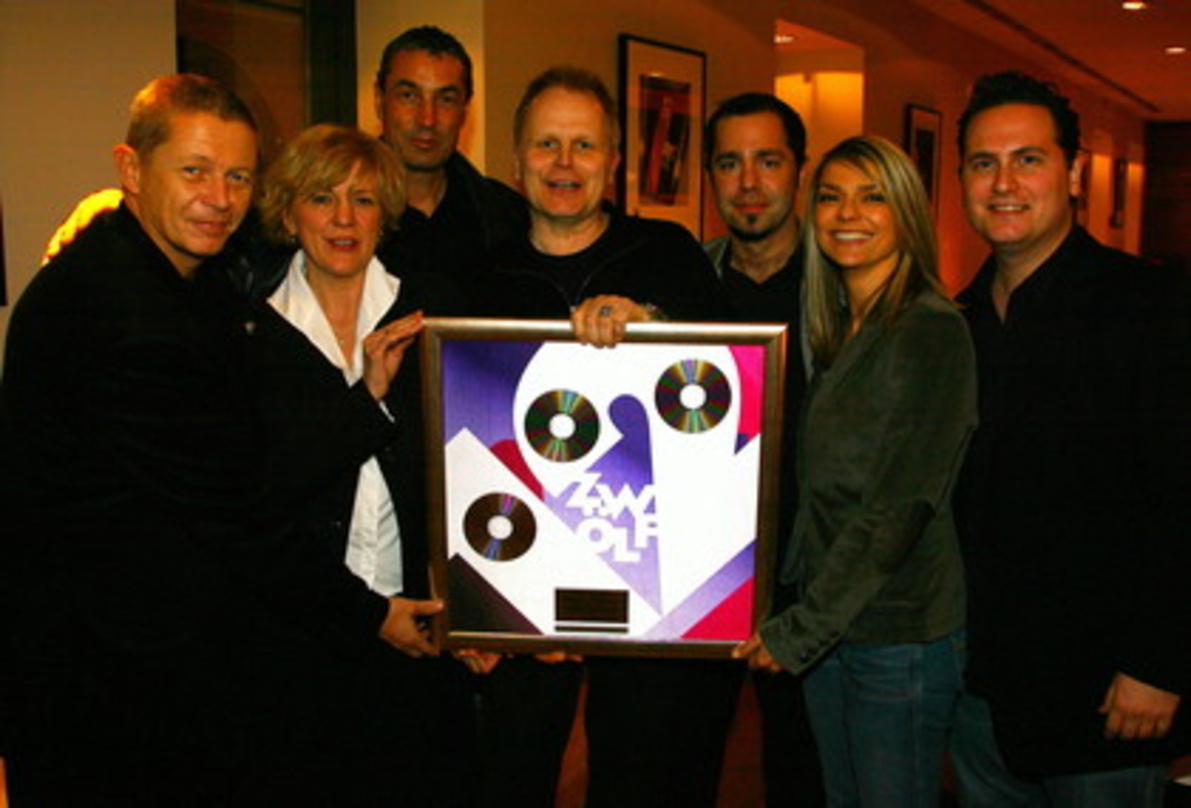 Trafen sich in Wien: Grönemeyer (M.) und das Team von EMI Music Austria||Präsentieren Edelmetall (v.l.n.r.): Bernd Rengelshausen (Promotionmanager), Claudia Kaloff (kaloff artist relations...