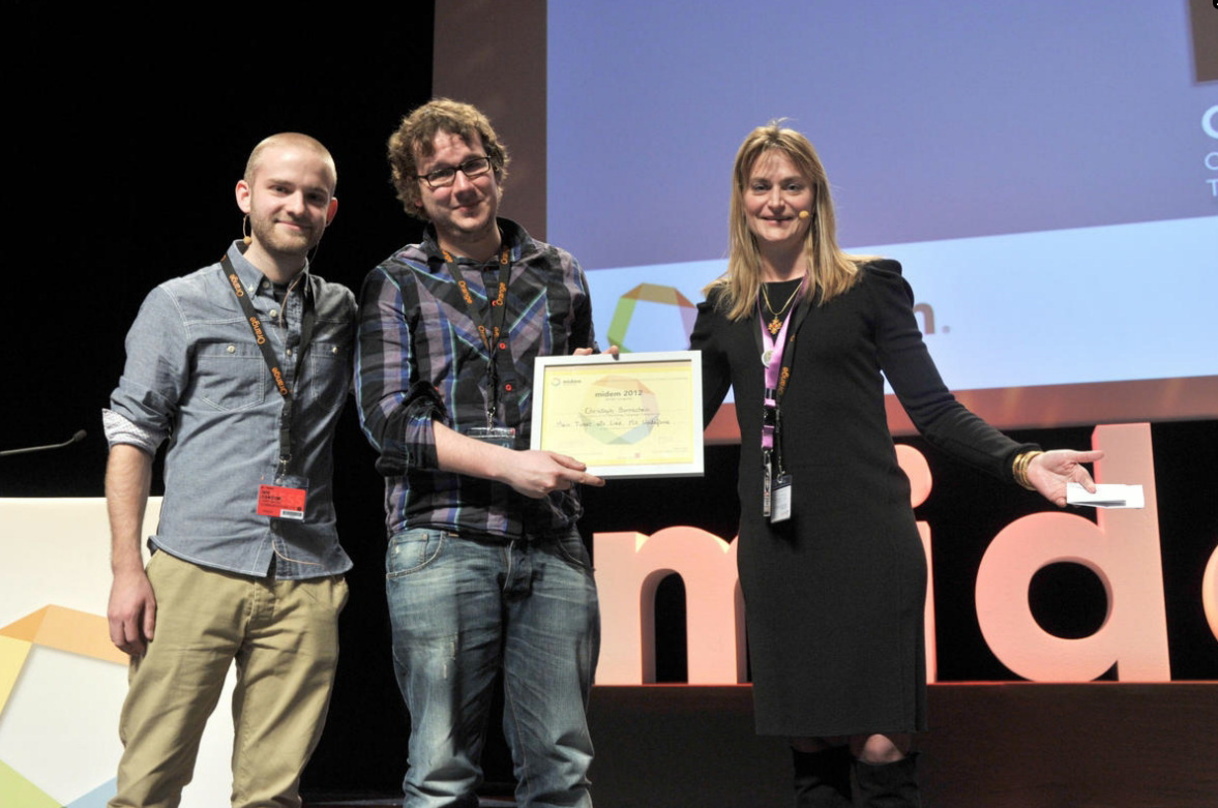 Bei der Award-Übergabe in Cannes (v.l.n.r.): Will Sansom (Contagious Communications), Preisträger Christoph Bornschein und Anne De Kerckhove (Midem)