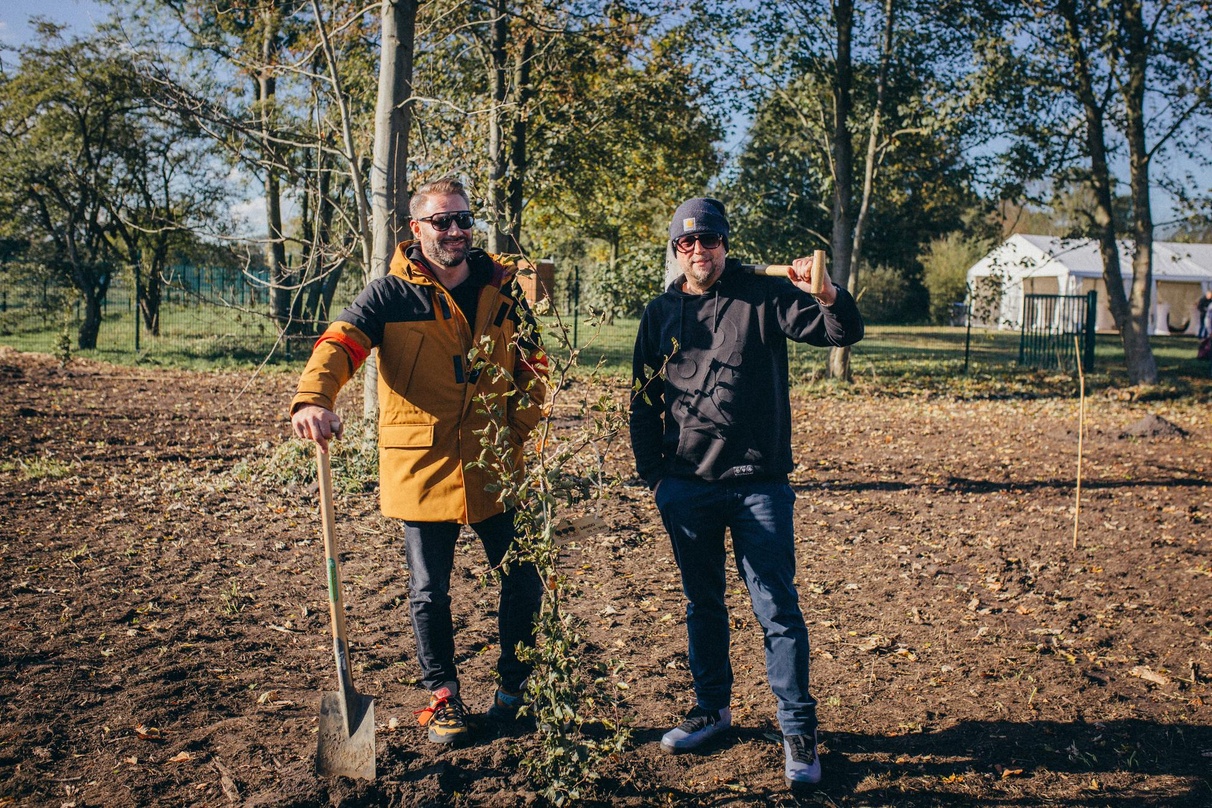 Pflanzen den Fame Forest an: Sasha (links) und Smudo (Fantastische Vier)